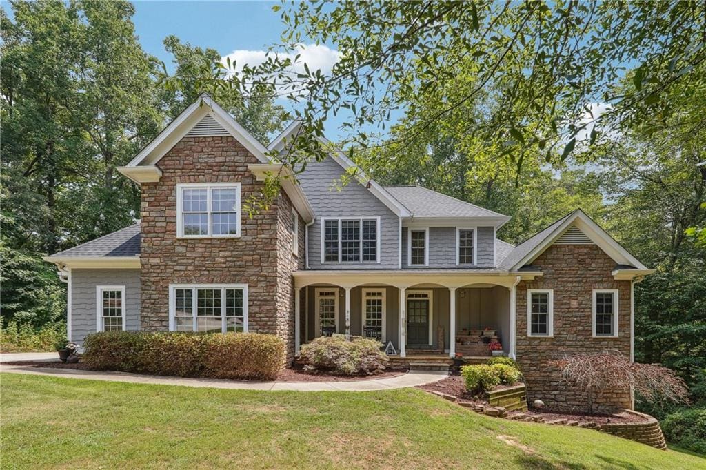 view of front of home featuring a front lawn and covered porch