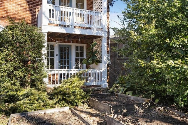 view of front facade featuring a balcony