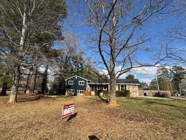 view of front of house featuring a front yard