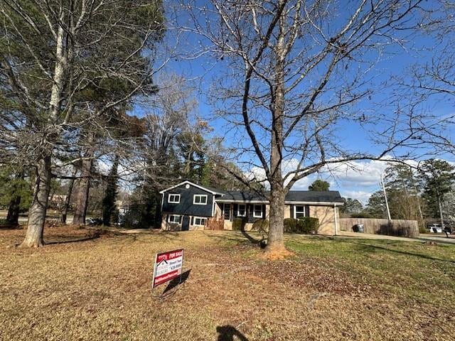 view of front of home featuring a front lawn