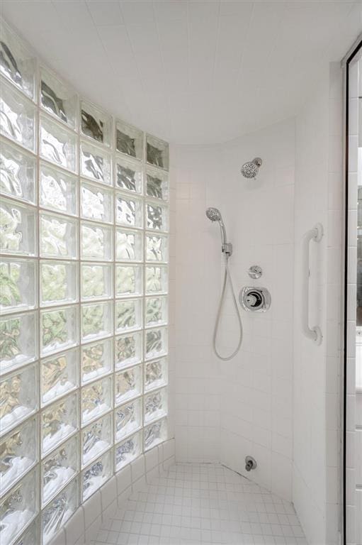 full bath with tiled shower