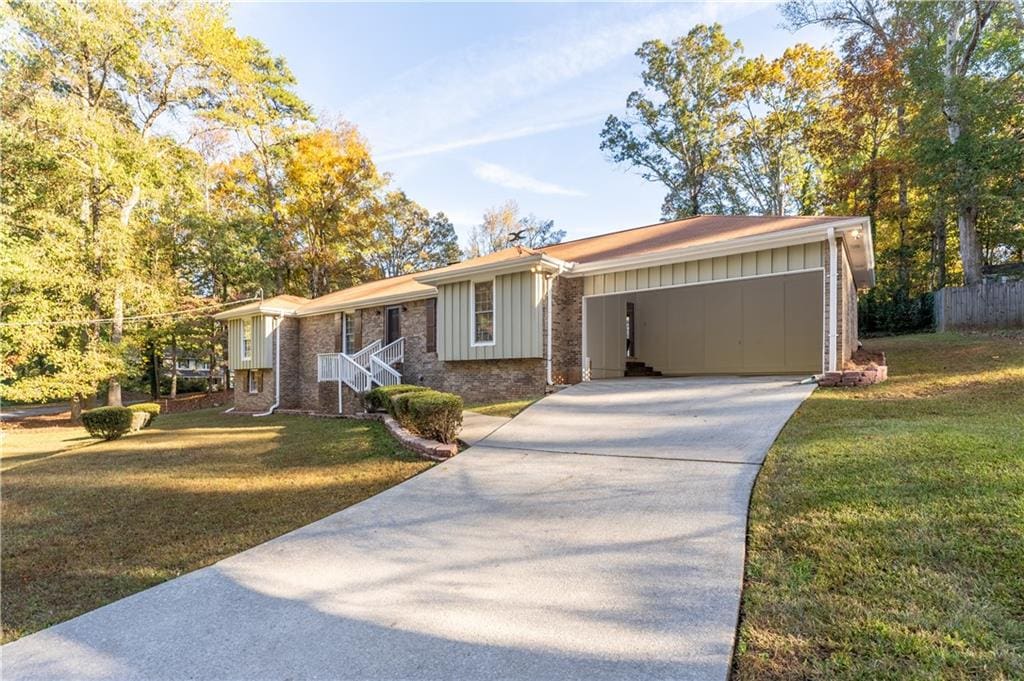 single story home with a front yard