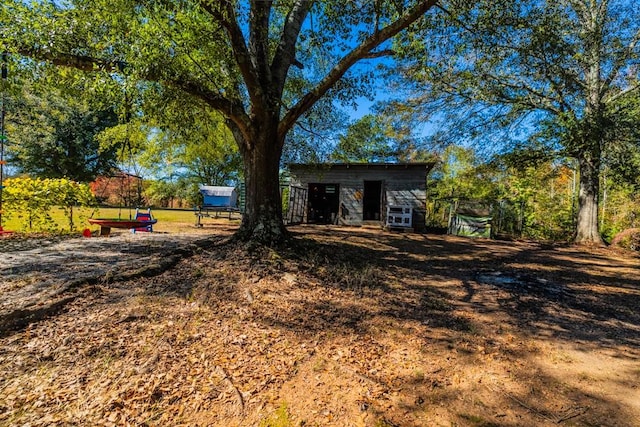 view of yard featuring an outdoor structure