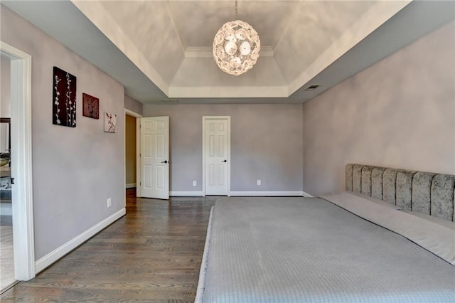 9440 Knollcrest Blvd, Alpharetta, GA 30022 - unfurnished bedroom with a tray ceiling, wood finished floors, a chandelier, and baseboards