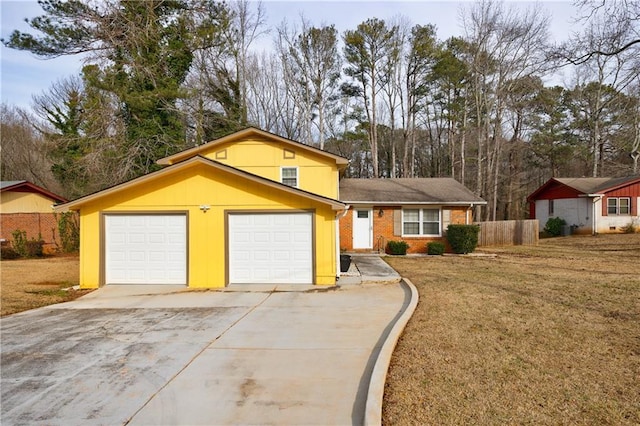 view of front of house featuring a front lawn