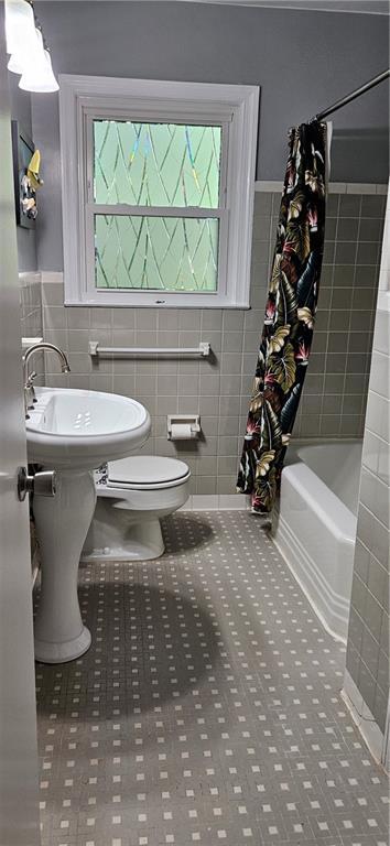 2511 Oak Ave, Tucker, GA 30084 - bathroom with tile walls, toilet, and shower / bath combo with shower curtain