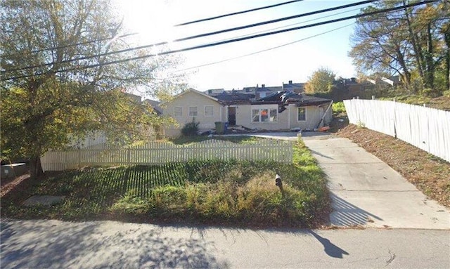 337 W Wieuca Rd NE, Atlanta, GA 30342 - view of front of property featuring a fenced front yard and concrete driveway