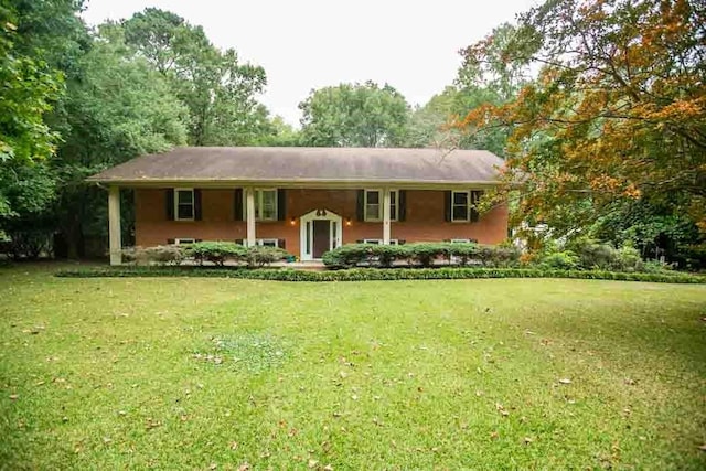 view of front facade with a front lawn