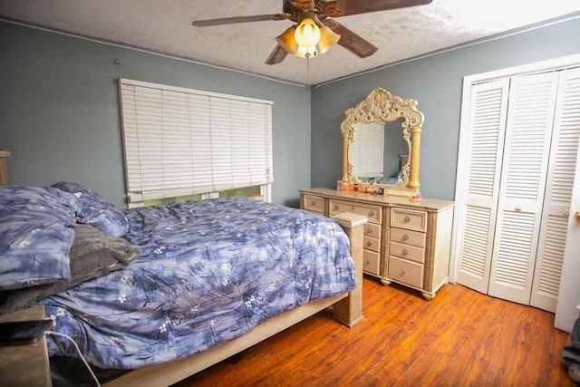 bedroom featuring ceiling fan, a textured ceiling, a closet, and light hardwood / wood-style floors