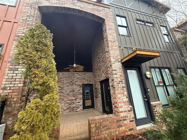 entrance to property with ceiling fan