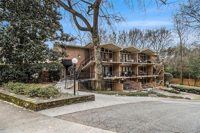 view of front of property featuring a balcony