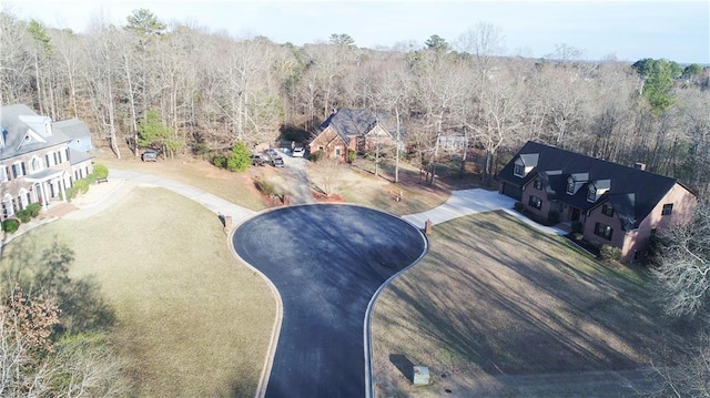 birds eye view of property featuring a forest view