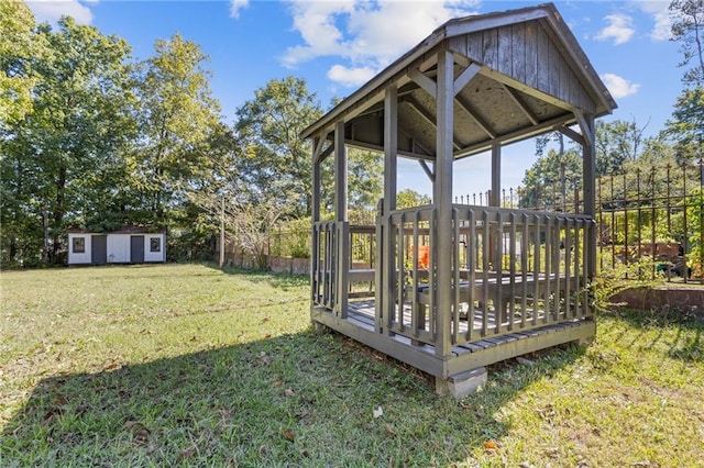 view of yard featuring a shed