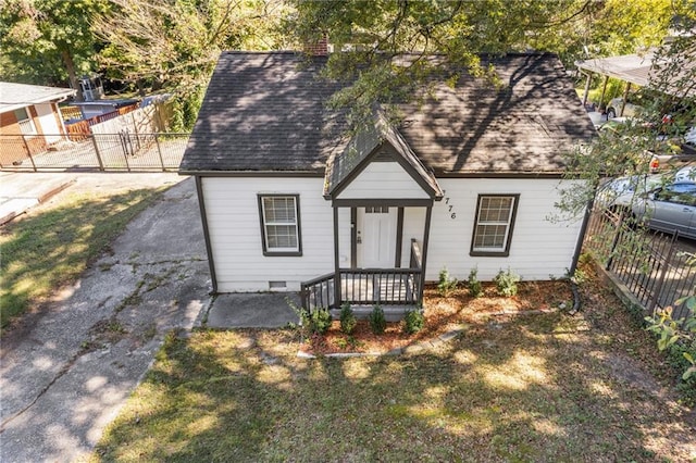 view of front of property featuring a front lawn