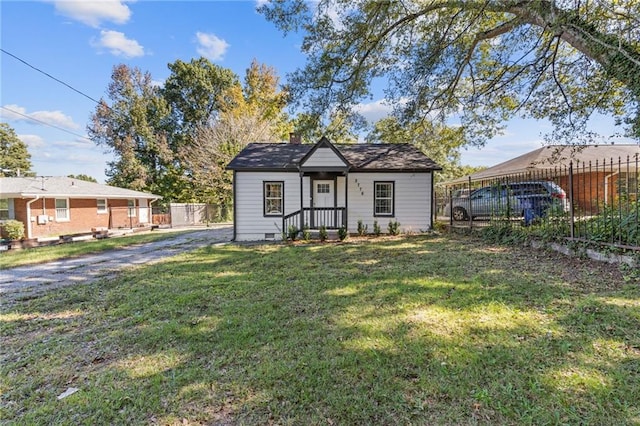 view of front of property featuring a front lawn