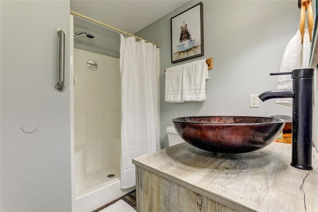 125 Wolfscratch Dr, Big Canoe, GA 30143 - full bathroom with curtained shower and a textured wall