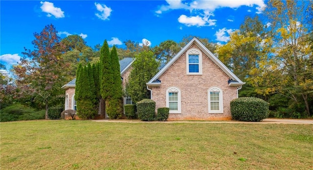 view of front of house featuring a front yard