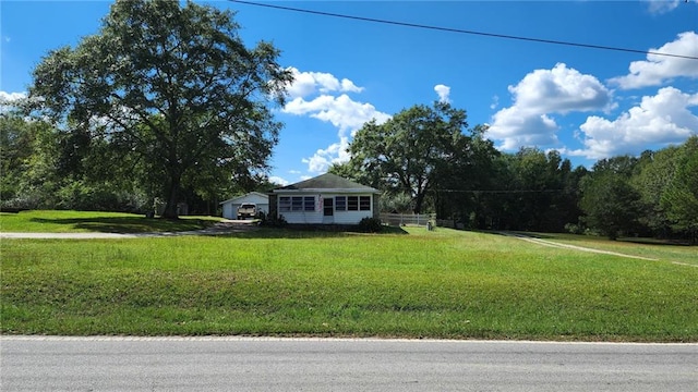 view of front facade featuring a front yard