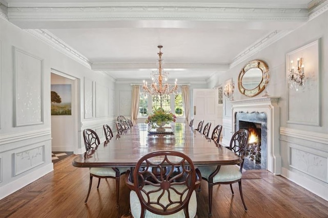 675 W Paces Ferry Rd NW Unit 11, Atlanta, GA 30327 - dining space with an inviting chandelier, wood finished floors, a decorative wall, and crown molding