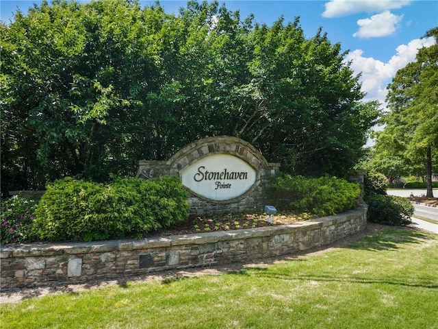 community sign with a lawn