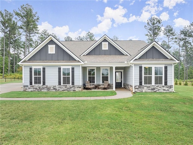 craftsman-style home featuring a front lawn