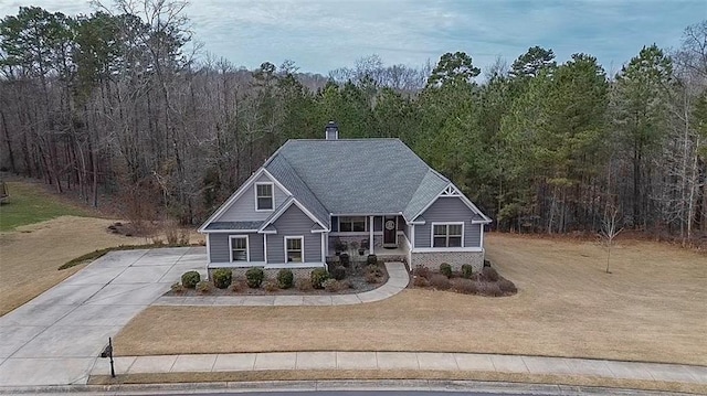 view of front facade featuring a porch and a front yard