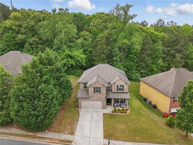 birds eye view of property featuring a forest view