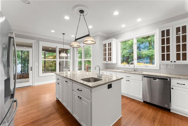 4777 Destitute Way, Gainesville, GA 30506 - kitchen with appliances with stainless steel finishes, a sink, crown molding, a center island with sink, and wood-type flooring