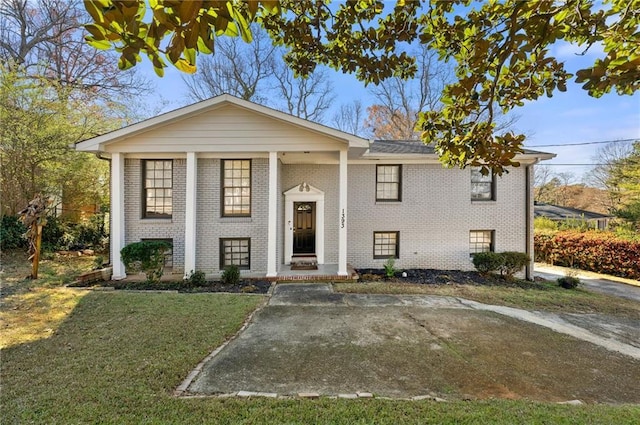 view of front of property with a front yard