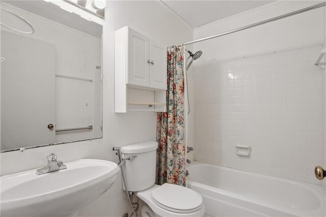 1960 Oak Leaf Ct SW, Marietta, GA 30008 - bathroom with a sink, toilet, and shower / tub combo