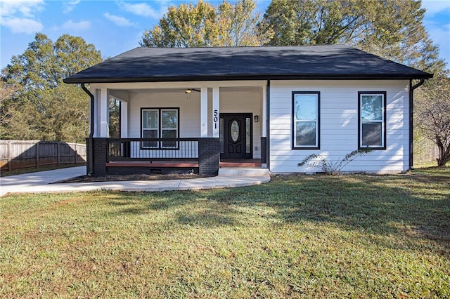 view of front of house featuring covered porch and a front yard