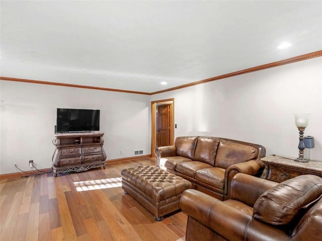 living room featuring visible vents, baseboards, recessed lighting, wood finished floors, and ornamental molding