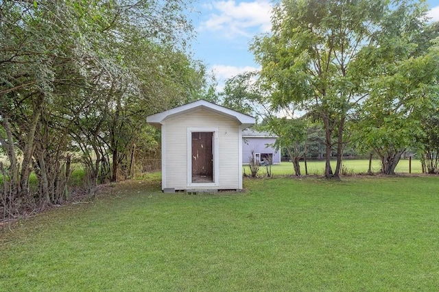 view of yard with a storage shed