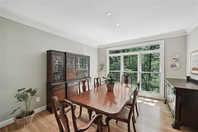 dining area featuring ornamental molding, light wood finished floors, baseboards, and recessed lighting