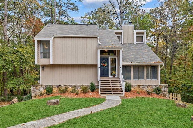 view of front of house featuring a front lawn