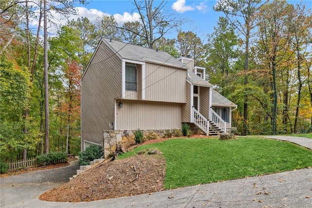 view of front of property with a front yard