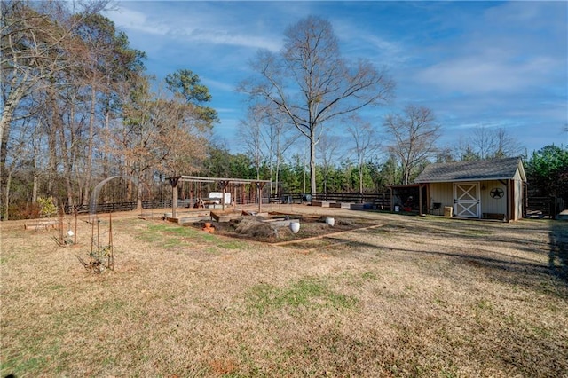 view of yard with an outdoor structure