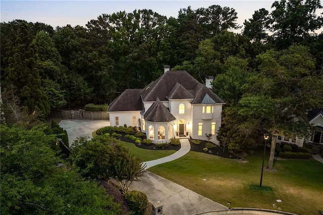 510 Northland Ridge Ct, Sandy Springs, GA 30342 - view of front facade featuring a front yard, a chimney, driveway, and stucco siding