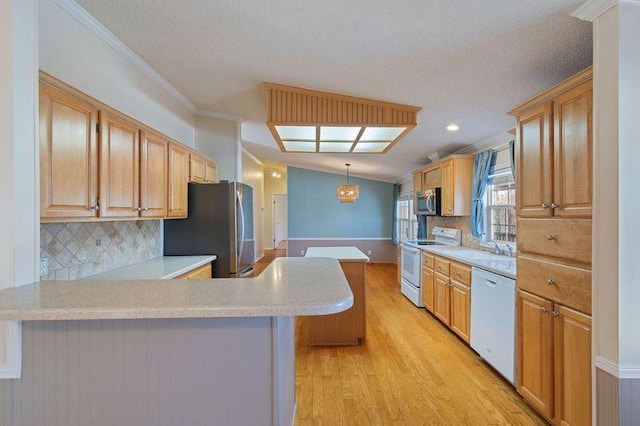 kitchen with decorative light fixtures, a kitchen bar, light hardwood / wood-style floors, kitchen peninsula, and stainless steel appliances