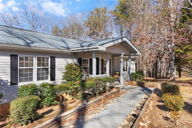 ranch-style home featuring a porch