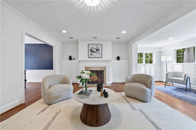 living room with crown molding, recessed lighting, wood finished floors, and baseboards