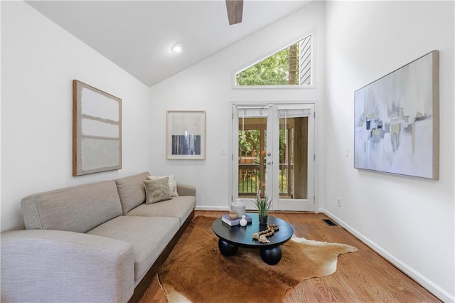 living area featuring visible vents, a healthy amount of sunlight, and baseboards