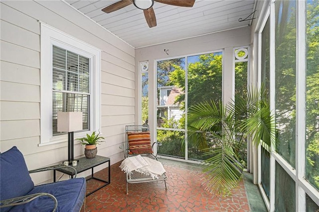 sunroom with ceiling fan