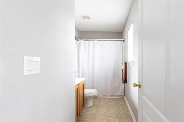 full bath with toilet, a shower with curtain, visible vents, and vanity