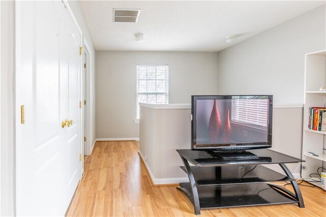 foyer with baseboards, visible vents, and light wood-style flooring