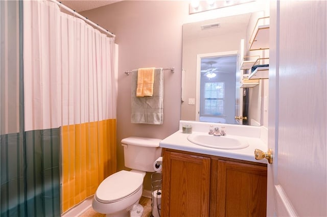 full bath featuring a ceiling fan, visible vents, vanity, toilet, and a shower with shower curtain