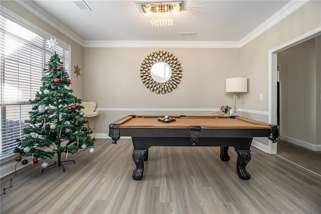 playroom featuring visible vents, billiards, wood finished floors, crown molding, and baseboards