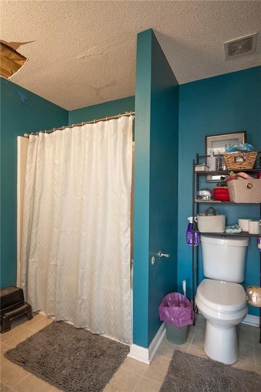 full bath with toilet, a textured ceiling, visible vents, and a shower with curtain