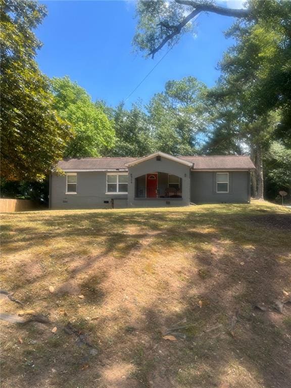 view of front of property featuring a front lawn