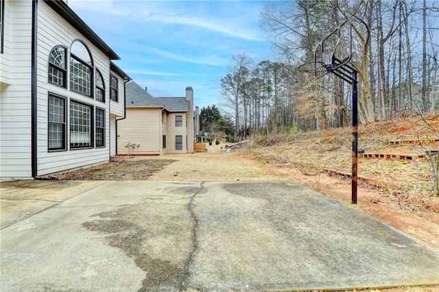 view of yard with driveway